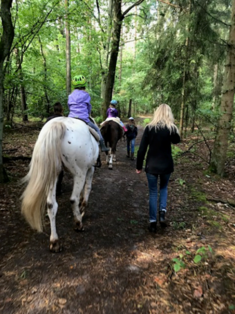 Ashley Odi und Geburtstagskinder im Wald